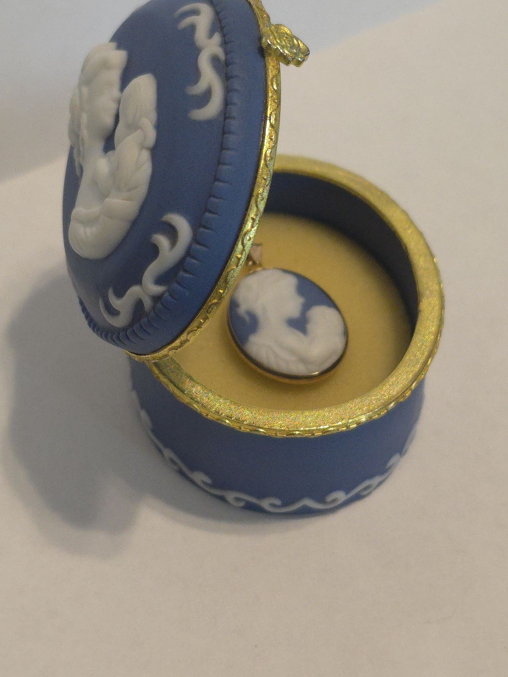 Blue Cameo Pendant with Matching Trinket Box - Classic Women's Jewelry - Picture 2 of 12